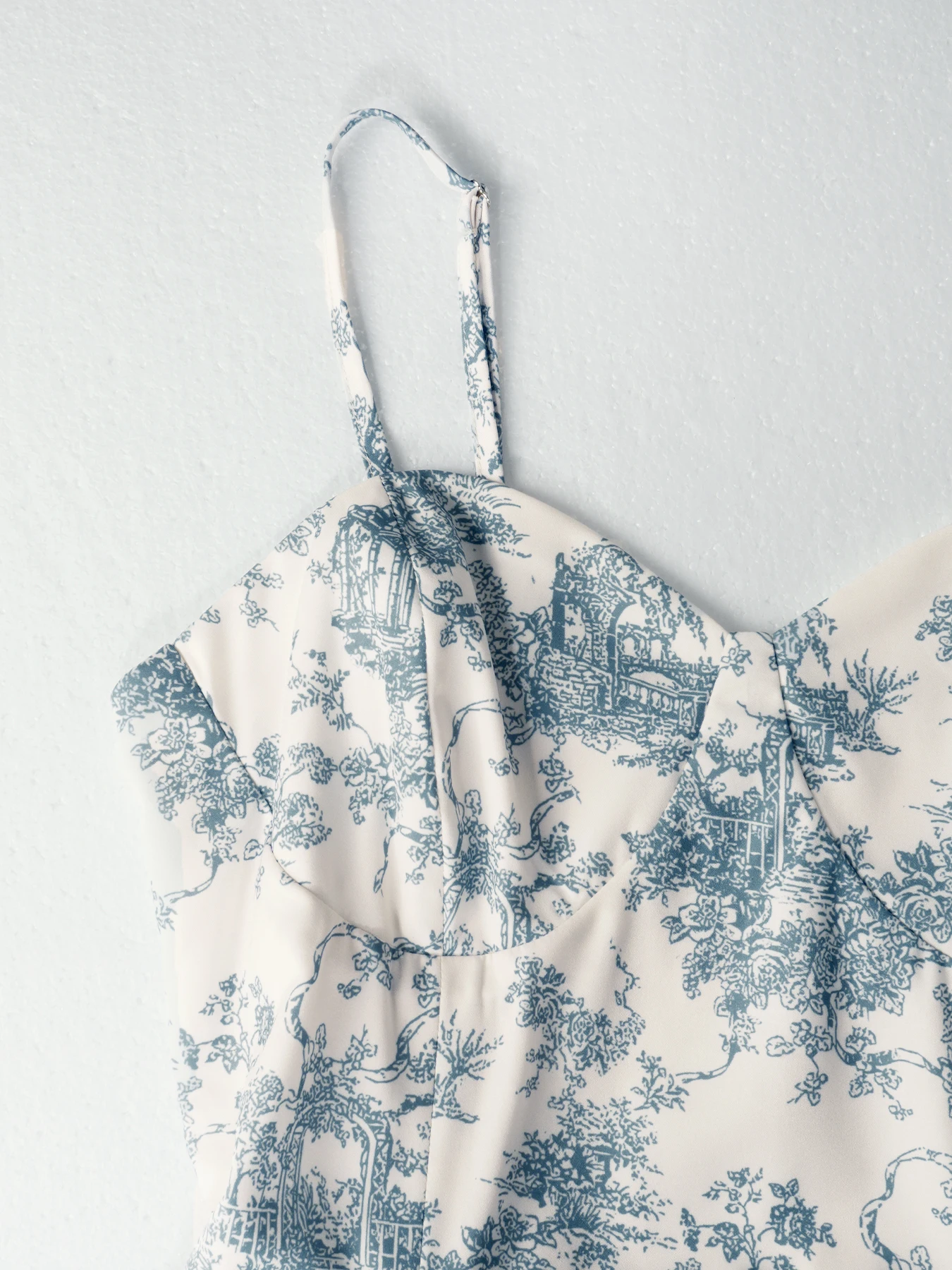 Feminino primavera verão branco azul floral impressão cinta de espaguete querida pescoço ruched assimétrico bainha midi casual vestido de férias