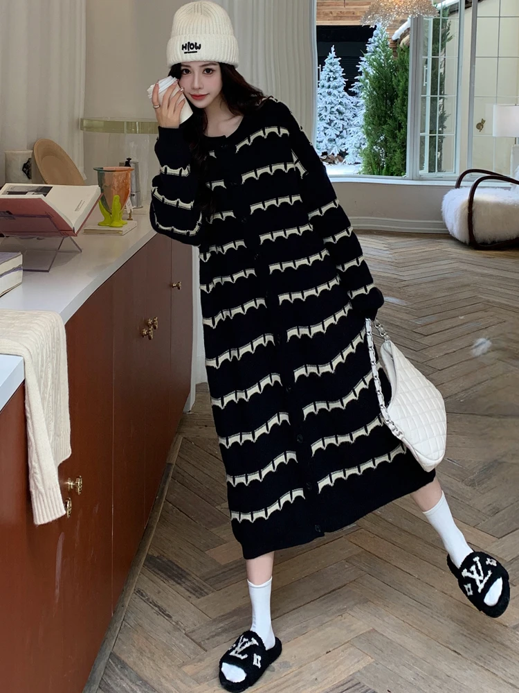 NYFS 2024 شتاء جديد كوريا المرأة شريط فساتين سترة Vestidos رداء Elbise فضفاض حجم كبير س الرقبة طويلة الأكمام فستان محبوك