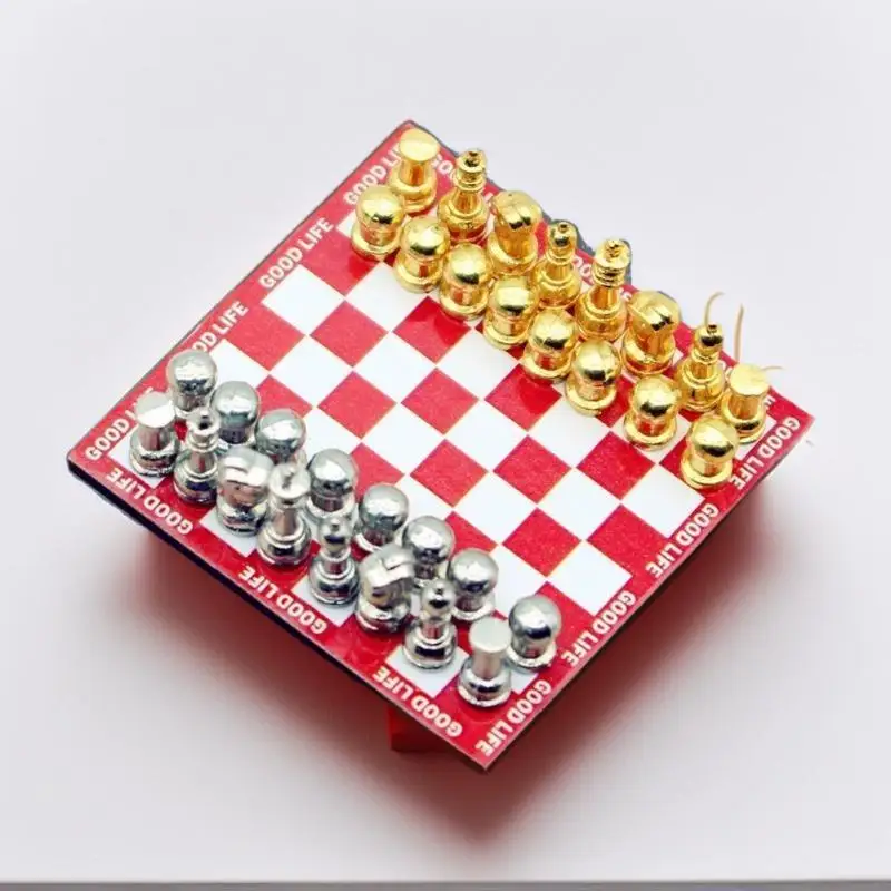 مجموعة شطرنج طاولة حمراء مصغرة لبيت الدمى، لوحة مغناطيسية 1:12 ديكور مشهد ألعاب ممتع #1