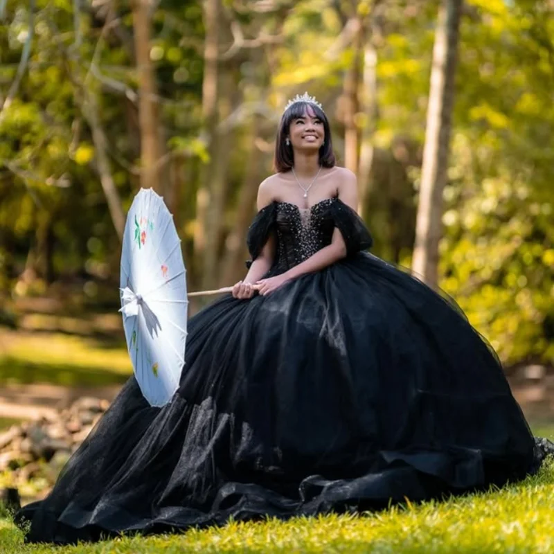 فساتين Quinceanera سوداء مخصصة قبالة الكتف الترتر كريستال تول مقوس دانتيل ذيل طويل فيستدو 15 Quinceanera