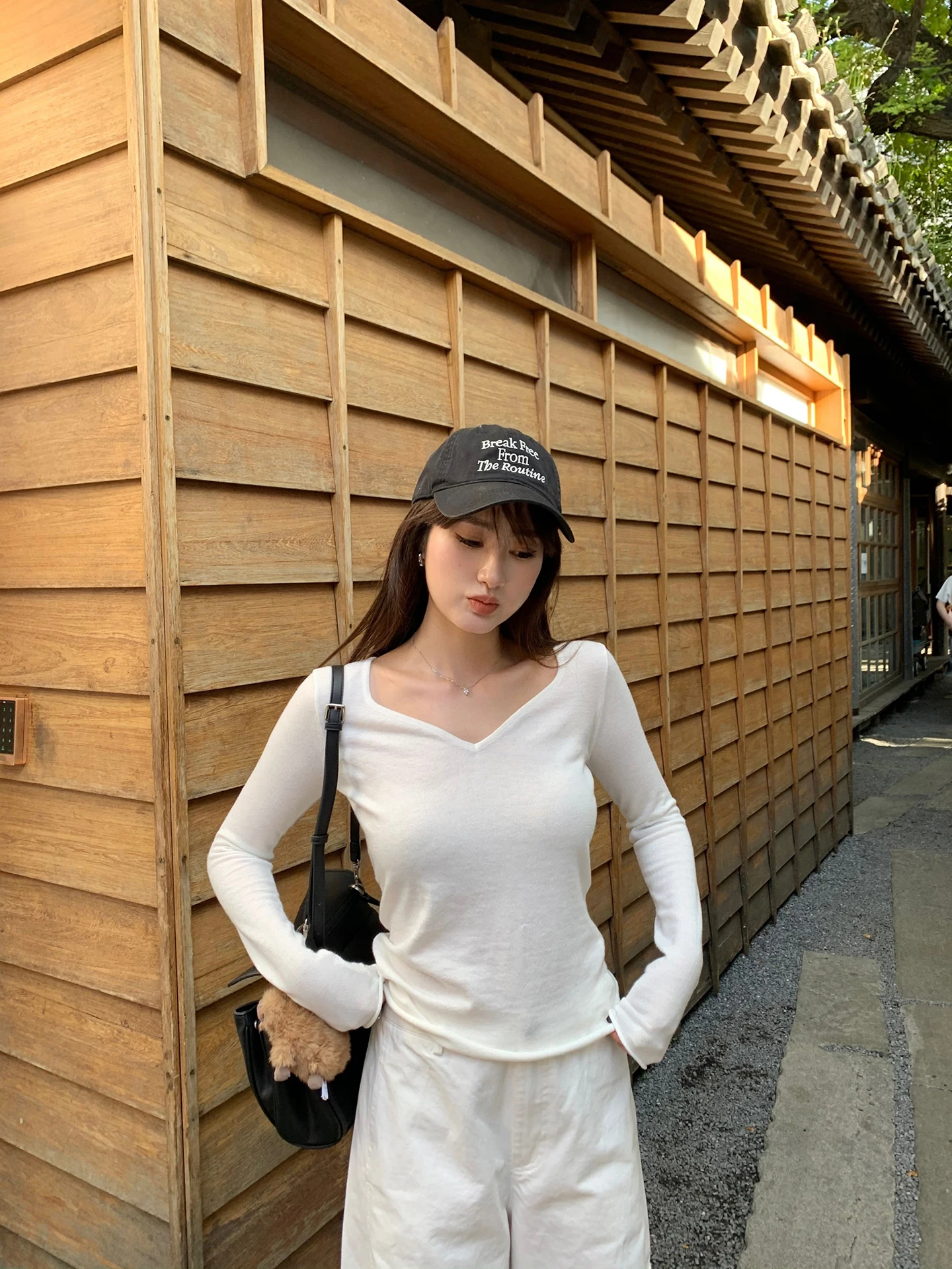 

Белый трикотажный топ с V-образным вырезом и длинными рукавами для женщин, повседневный, из мягкой полиэстеровой смеси, стандартный крой