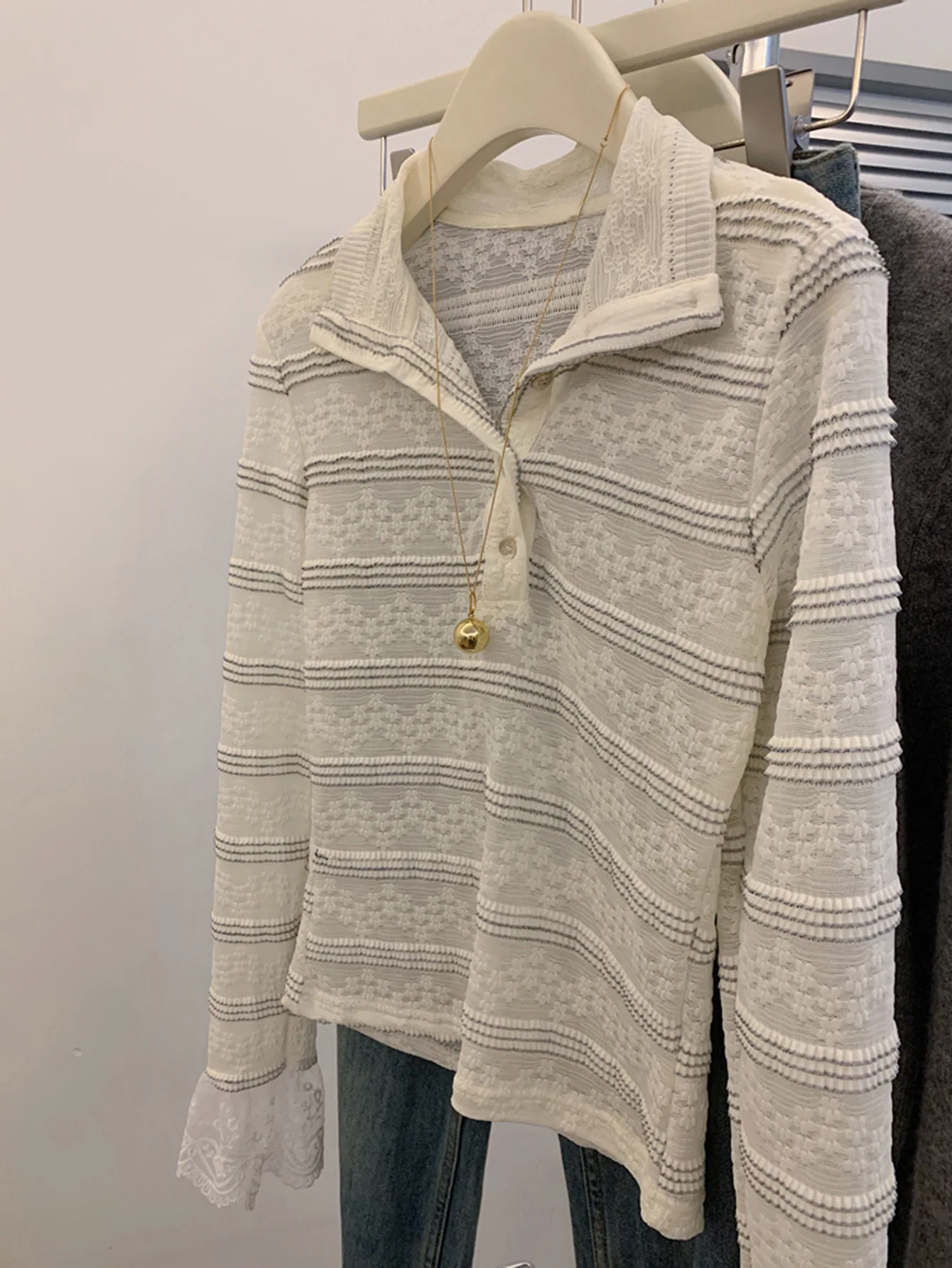 

Autumn New Fashionable and Sexy Lapel Contrasting Color Splicing Jacquard Perspective Lace Splicing Cuff Long Sleeved Top