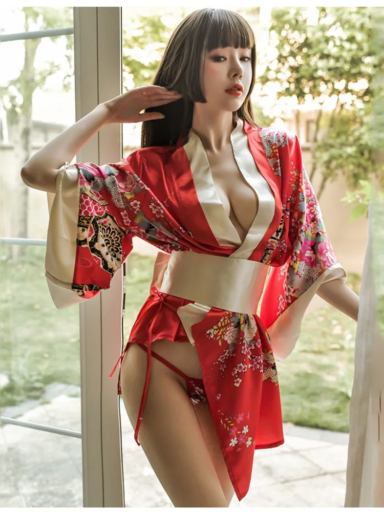 和のモチーフを纏うミニ着物 – サテン花柄・深Vと幅広帯