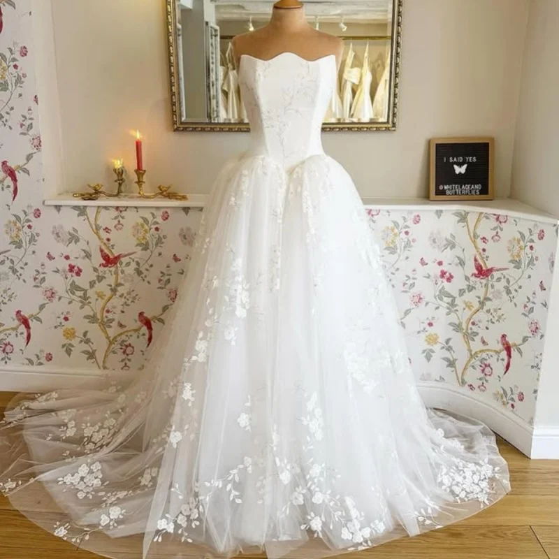 Abiti da sposa bianchi in stile corto lucido Il corsetto in pizzo glitterato con spalle scoperte Una gonna Abiti da sposa multistrato Realizzato