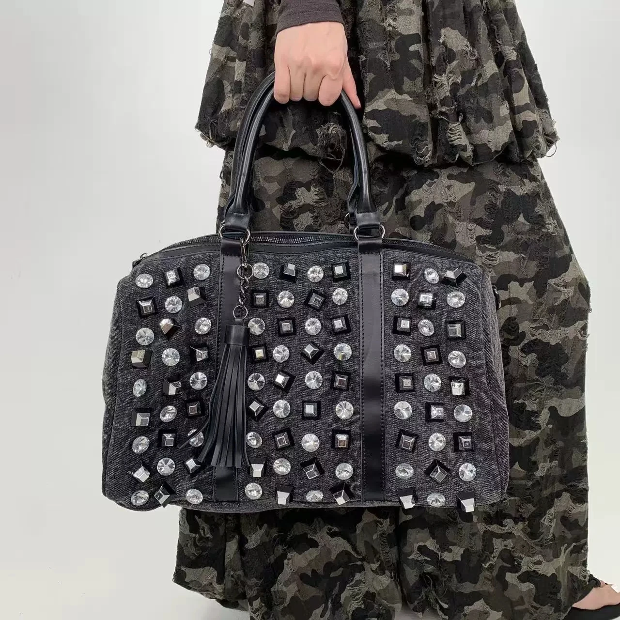 

202 5New women's crossbody commuting bag Large-capacity rhinestone diamond-encrusted fashionable hand-held Weekend travel bag