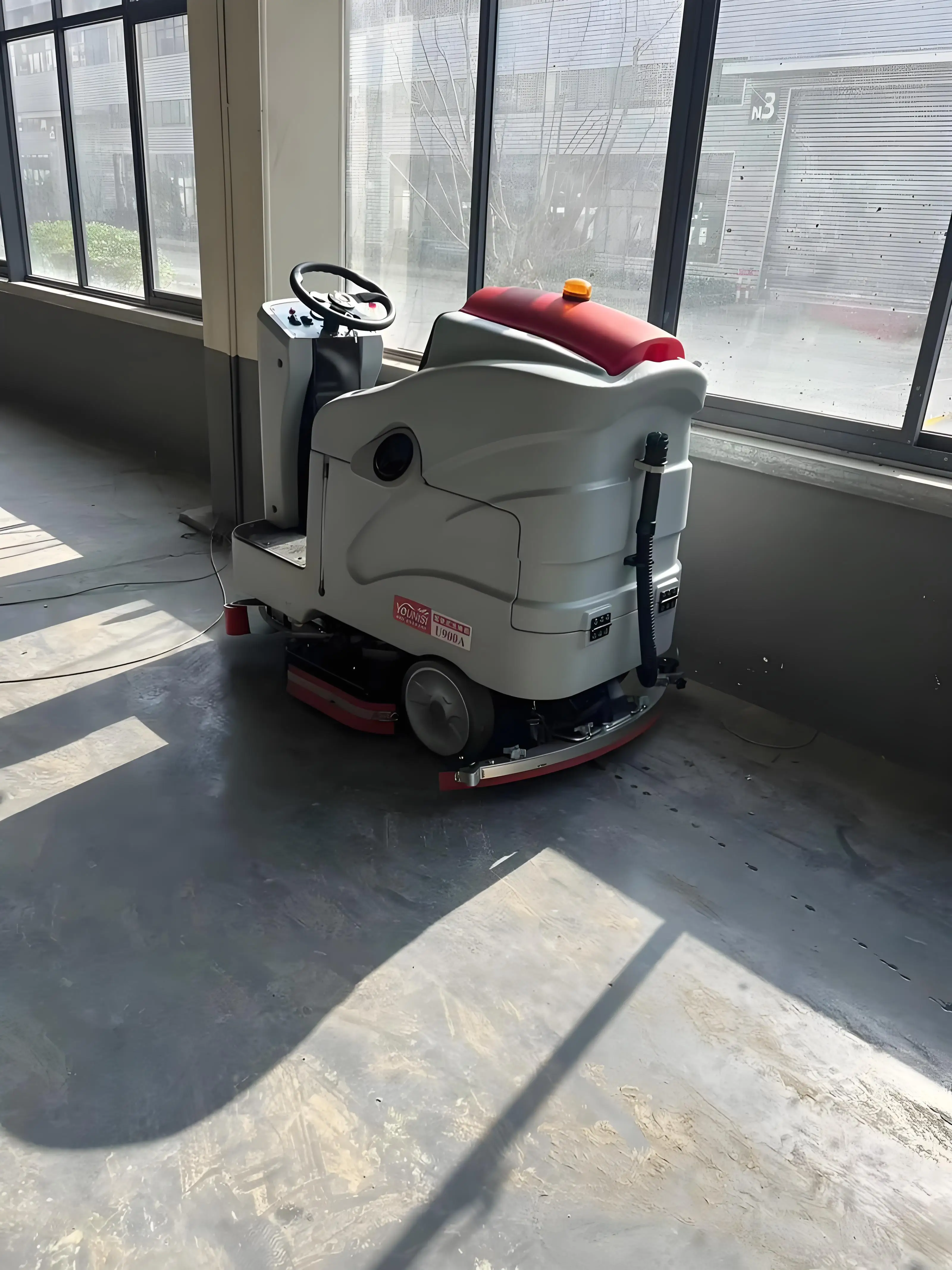 SP-870 model factory direct sales 5-6 hours of working time to clean warehouses, shopping malls, floor scrubbers