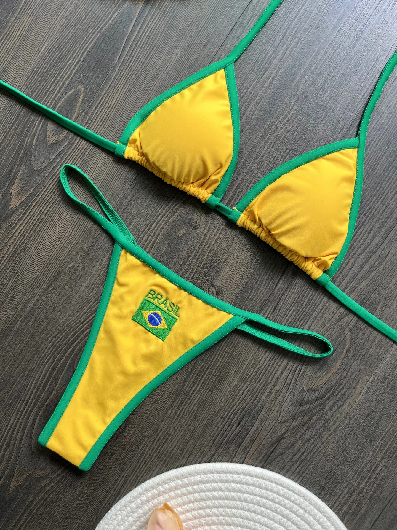 Bikini stile brasiliano, bikini con alfabeti ricamati con bandiera, bikini triangolare seducente sul mare, costume da bagno a due pezzi da donna