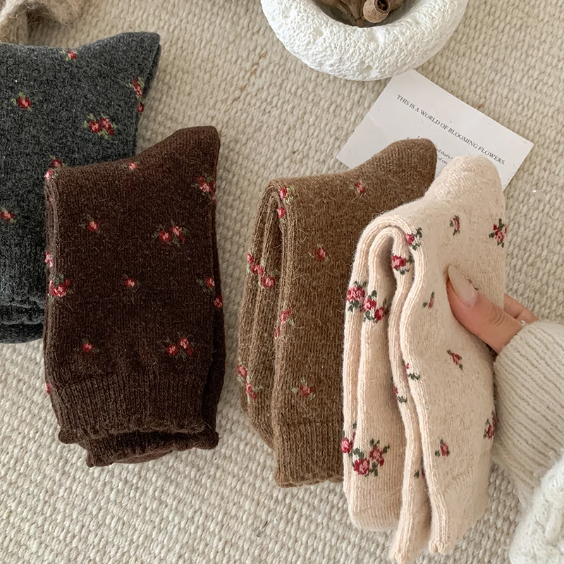 Chaussettes épaisses en laine pour femmes, nouvelle mode rétro, Style coréen, chaudes, nouveautés décontractées, douces et longues, à fleurs, confortables et mignonnes