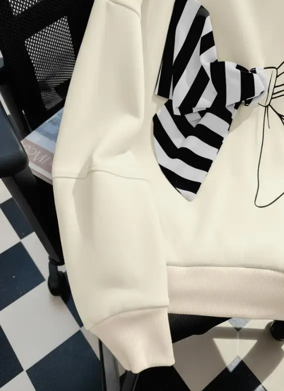 

2025 Autumn New Round Neck Fashionable Personalized Striped Large Bow Decoration Hoodie Women's Casual Cute Long Sleeved T-Shirt