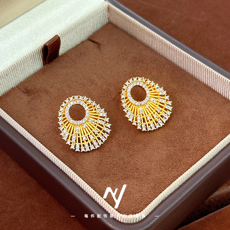 

9999 24K Real Gold Light Luxury Fashion Design Stud Earrings with Diamonds for Women