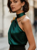 Chemisier chic asymétrique en satin drapé vert foncé, haut sans manches pour femme, idéal pour les soirées et le bureau 2