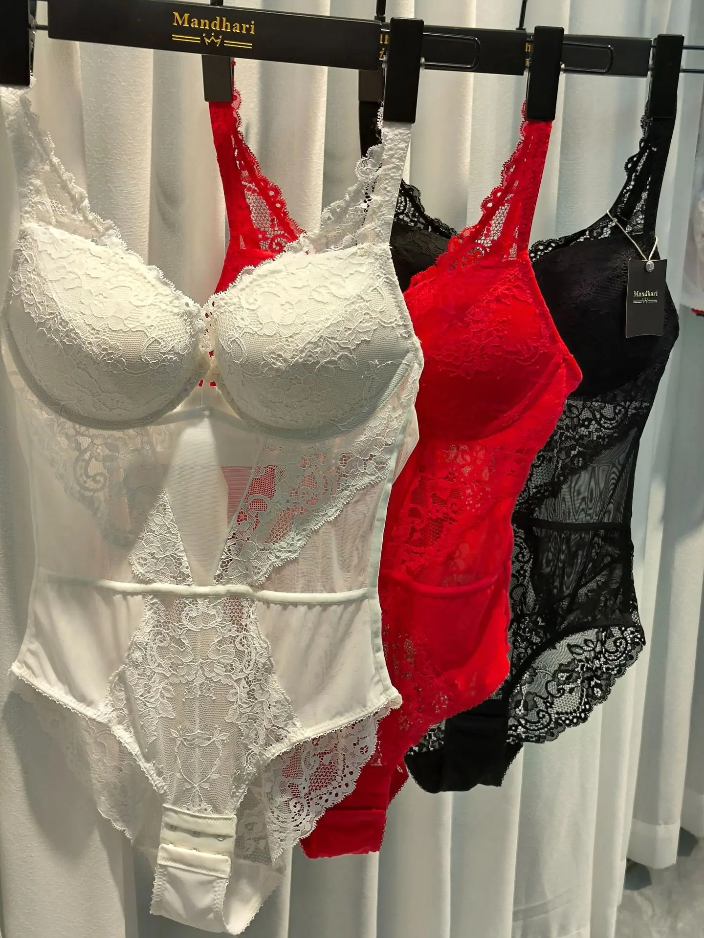 بدلة للجسم مثيرة من الدانتيل الشفاف - مقاس أوروبي، ضيق وجذاب، تصميم فرنسي أنيق لتاريخ الليل، بدوار والعطلات