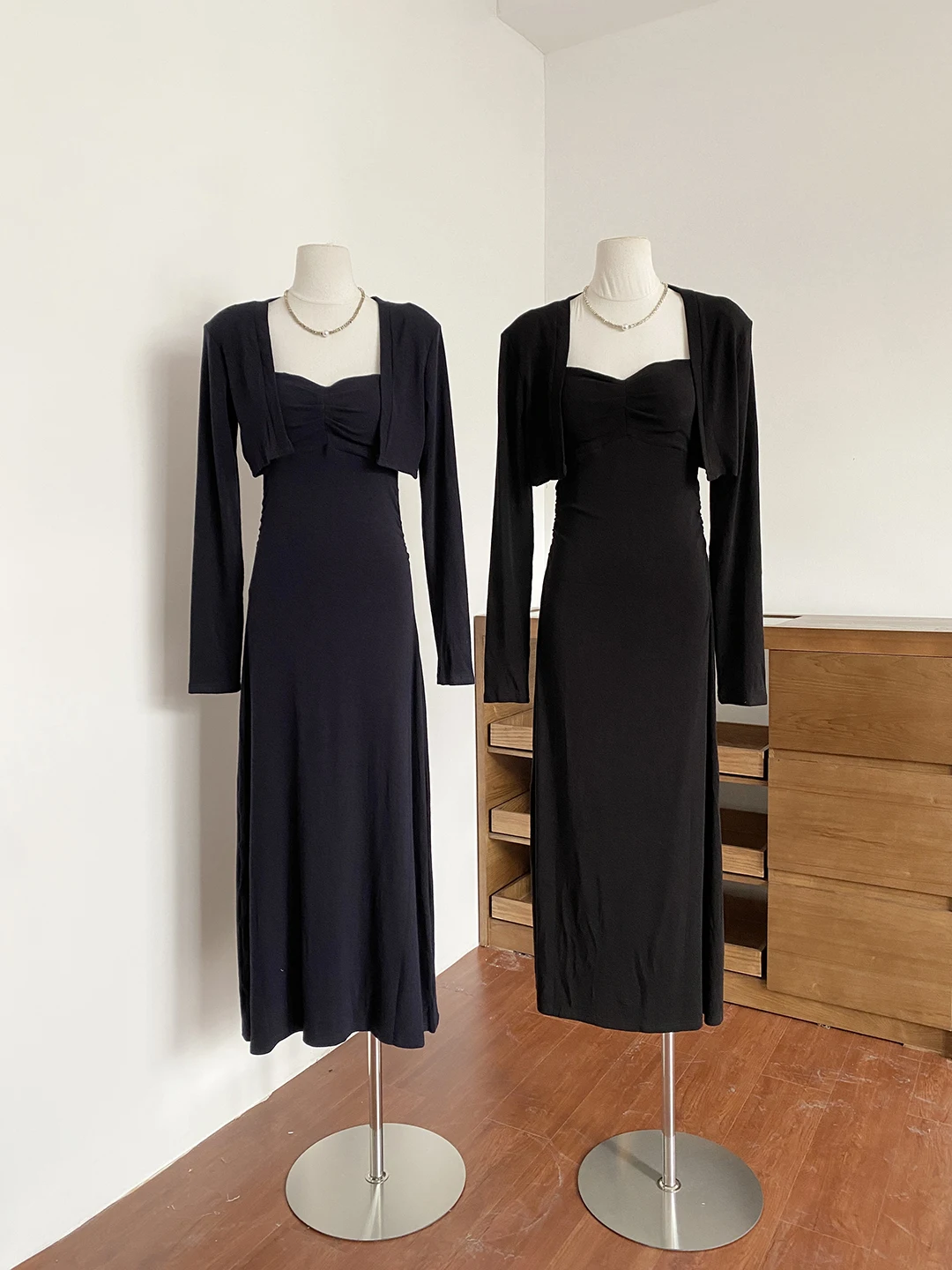 

Весенний комплект 2026: Сексуальное платье-комбинация с подкладкой на груди и кардиган с длинными рукавами, модный комплект из двух предметов