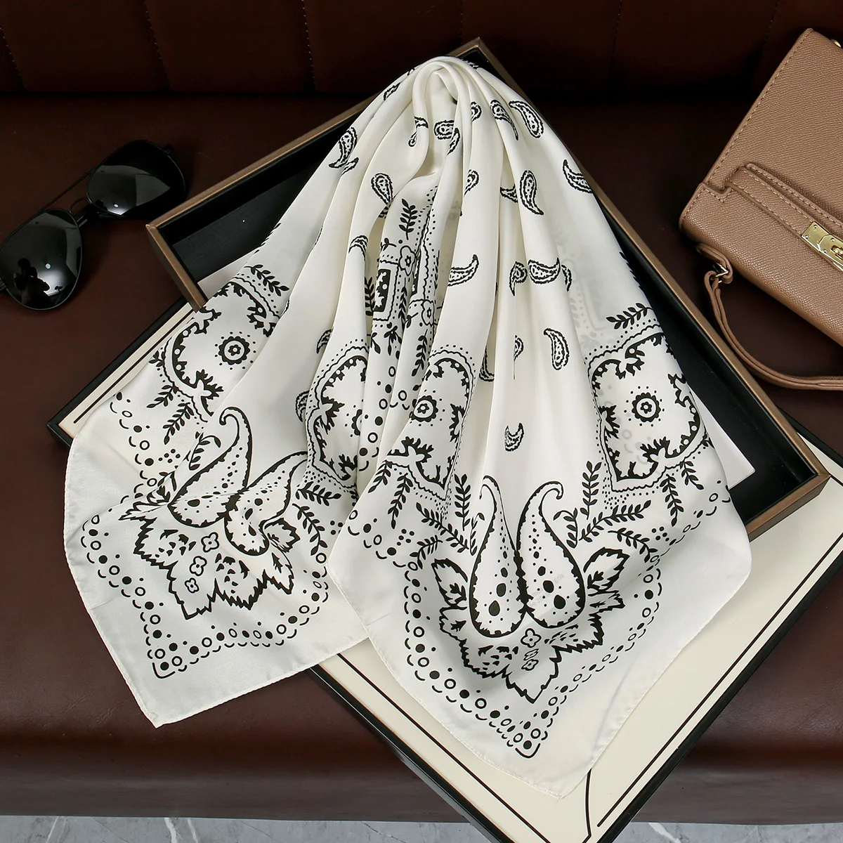 Modisches Paisley-Print-Kerchief, Damen-Haarschal, Seiden-Stirnband, Bandana, Kopftücher, quadratische Hijab-Schals für Damen – Detail 12