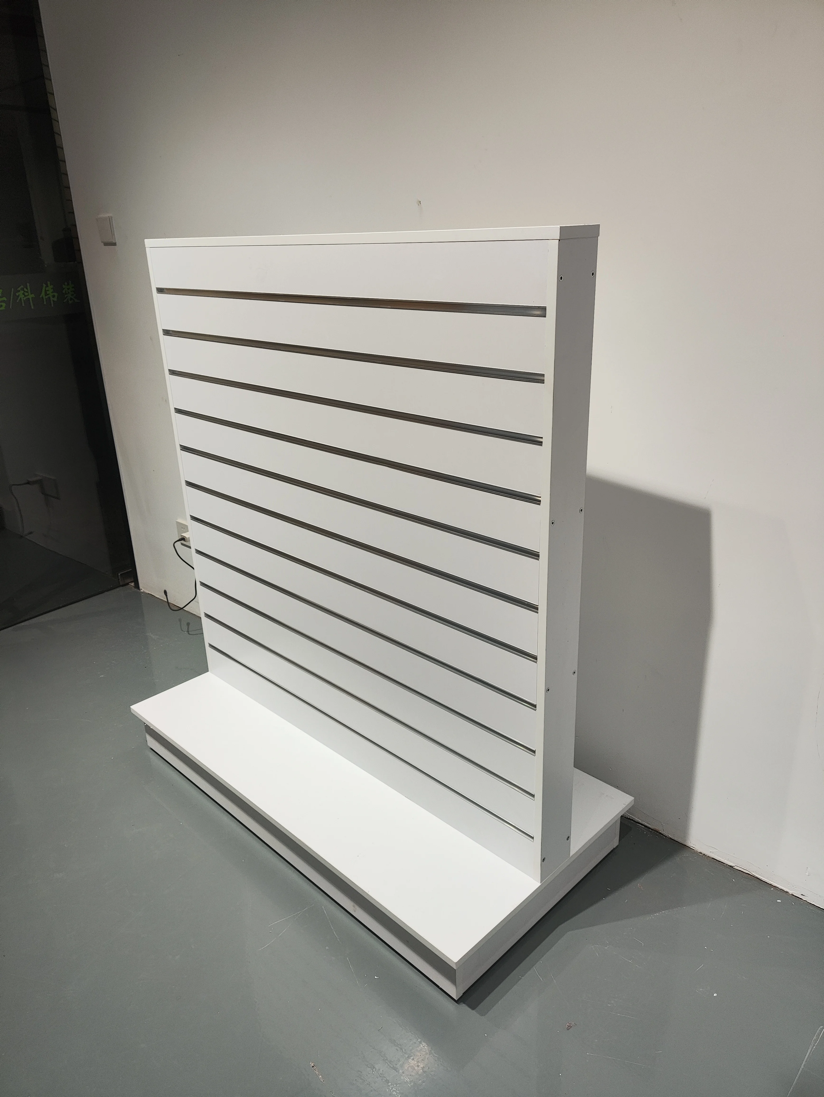 Custom.KIUYA Modern Hot Sale MDF Slatwall  Display Shelf 2 Way Slatwall Tower Display