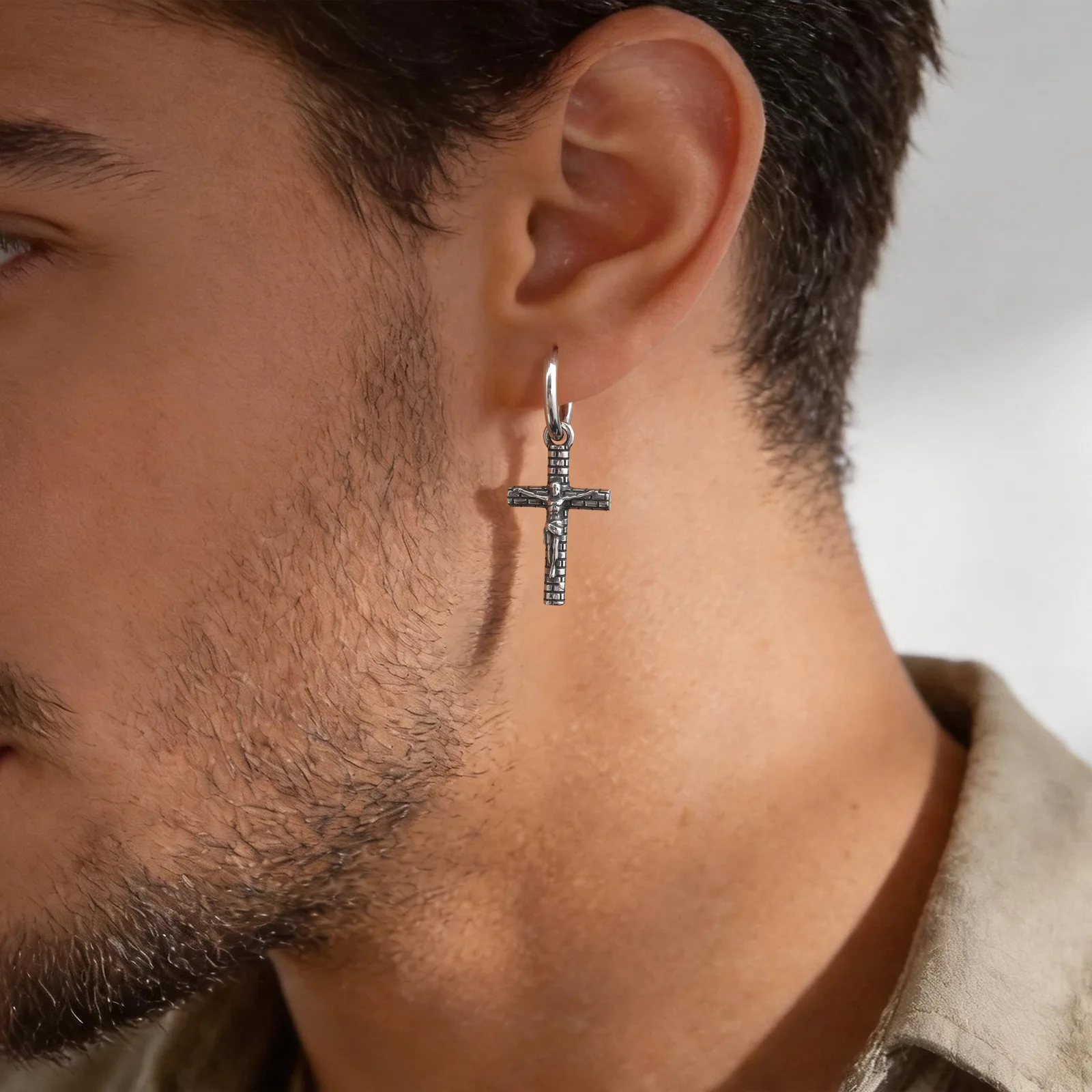 Vintage Kreuz-Ohrringe für Männer, Hypoallergene Edelstahl-Hängeohrringe, Hip-Hop Trendiger Schmuck – Detail 2