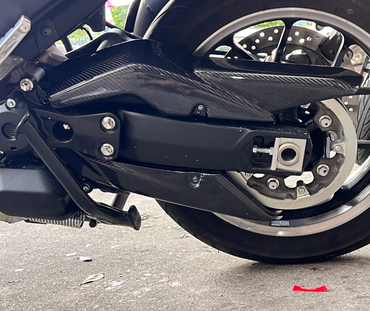 حقيقي 3K ٪ 100 ألياف الكربون دراجة نارية حزام الحرس غطاء حامي لياماها T-MAX 560 tmax 2023 2024 2025 سلسلة الحرس غطاء حزام