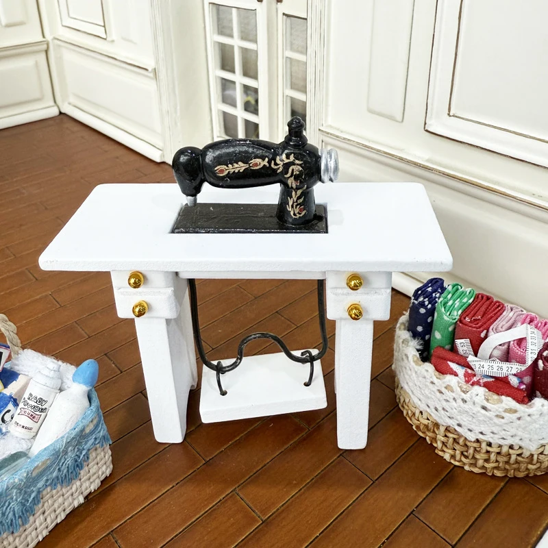 

Модель мебели, миниатюрная швейная машина кукольного домика 1:12, идеально подходит для домашних игрушек с орнаментом