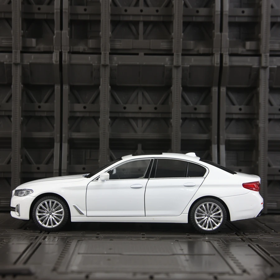 Simulación 1:24 del modelo de coche de aleación 530Li con piezas decorativas, puertas y capó del motor, maletero que se puede abrir, sonido y luz