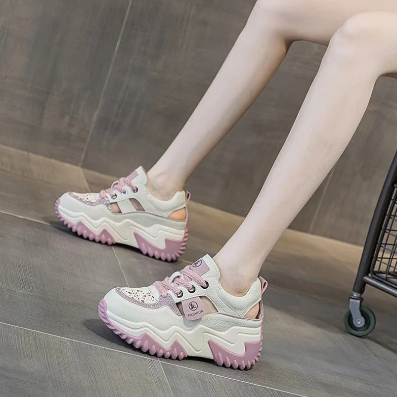 

2025 6,5 см замшевые женские массивные кроссовки из натуральной кожи, летние удобные модные дышащие туфли на танкетке с полыми отверстиями для отдыха на танкетке