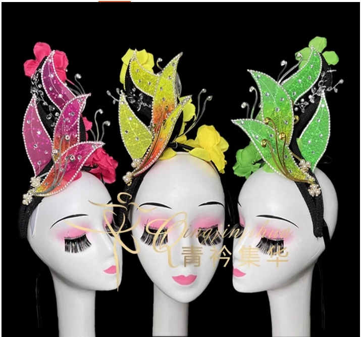 

Классический танцевальный костюм, головной убор с блестками и бриллиантами