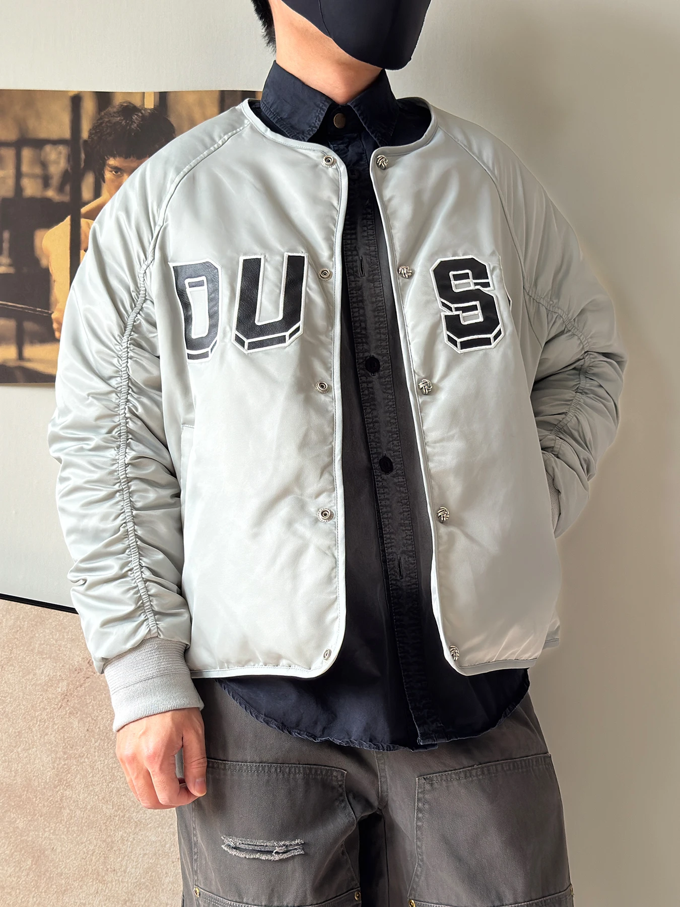 

Модная брендовая мужская стеганая куртка Зима 2025: Новинка в американском стиле, утепленная, с вышивкой, для защиты от холода, с длинными рукавами, укороченная модель.