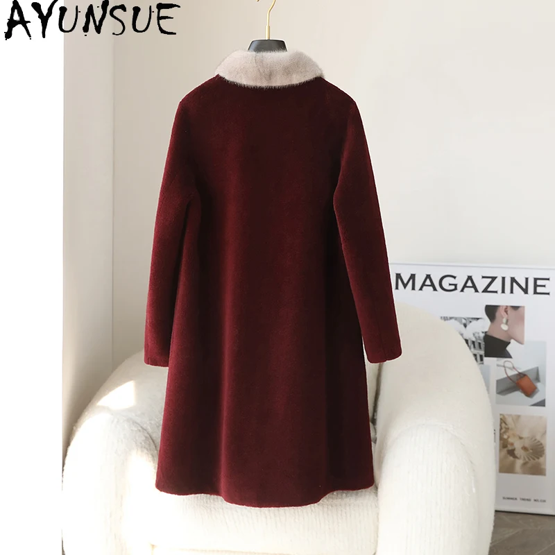 سترة قص الأغنام الحقيقية من AYUNSUE معطف صوف 100% للنساء 2025 ملابس شتوية للسيدات بياقة من فرو المنك مركب من الفرو