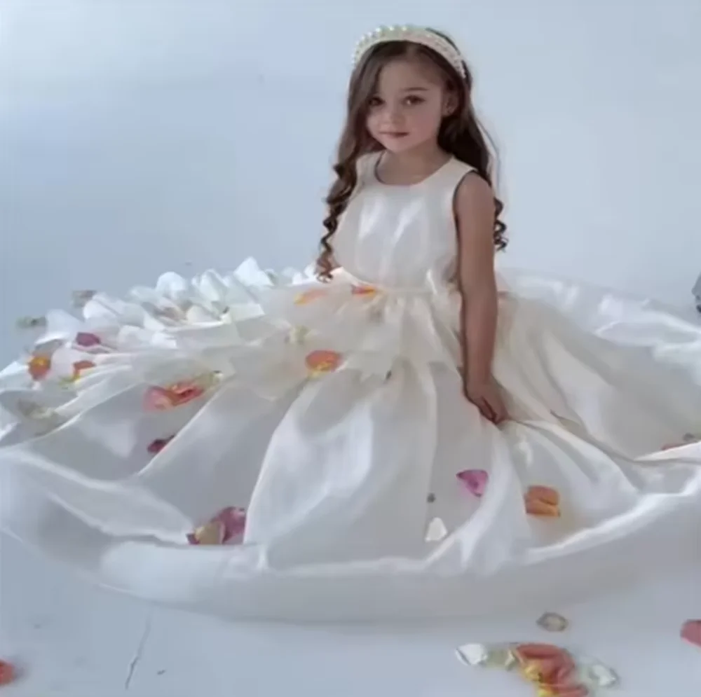 

Flower Girl Dresses Beige Solid Tiered With Bow And Tailing Short Sleeve For Wedding Birthday Party Holy Communion Gowns