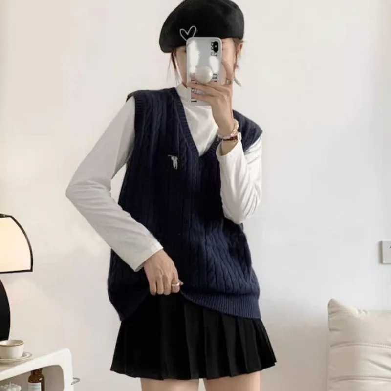 New college style overlapping Fried Dough Twists V-neck sweater vest Spring and autumn knitting vest V-neck knitting vest