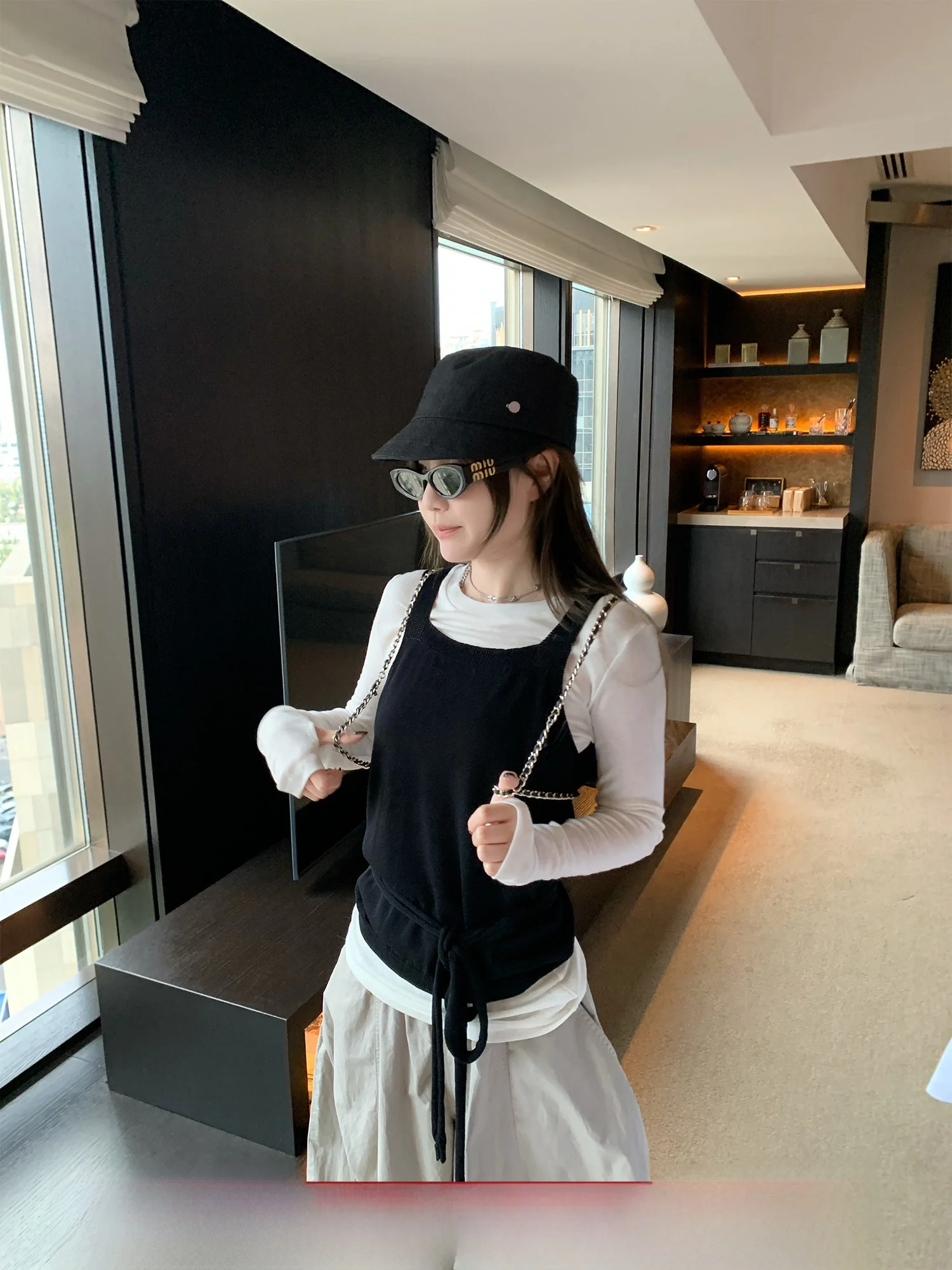 

Комплект Seoul Sle: Модный женский облегающий топ на бретельках и брюки в корейском стиле для ранней весны, повседневная рабочая одежда