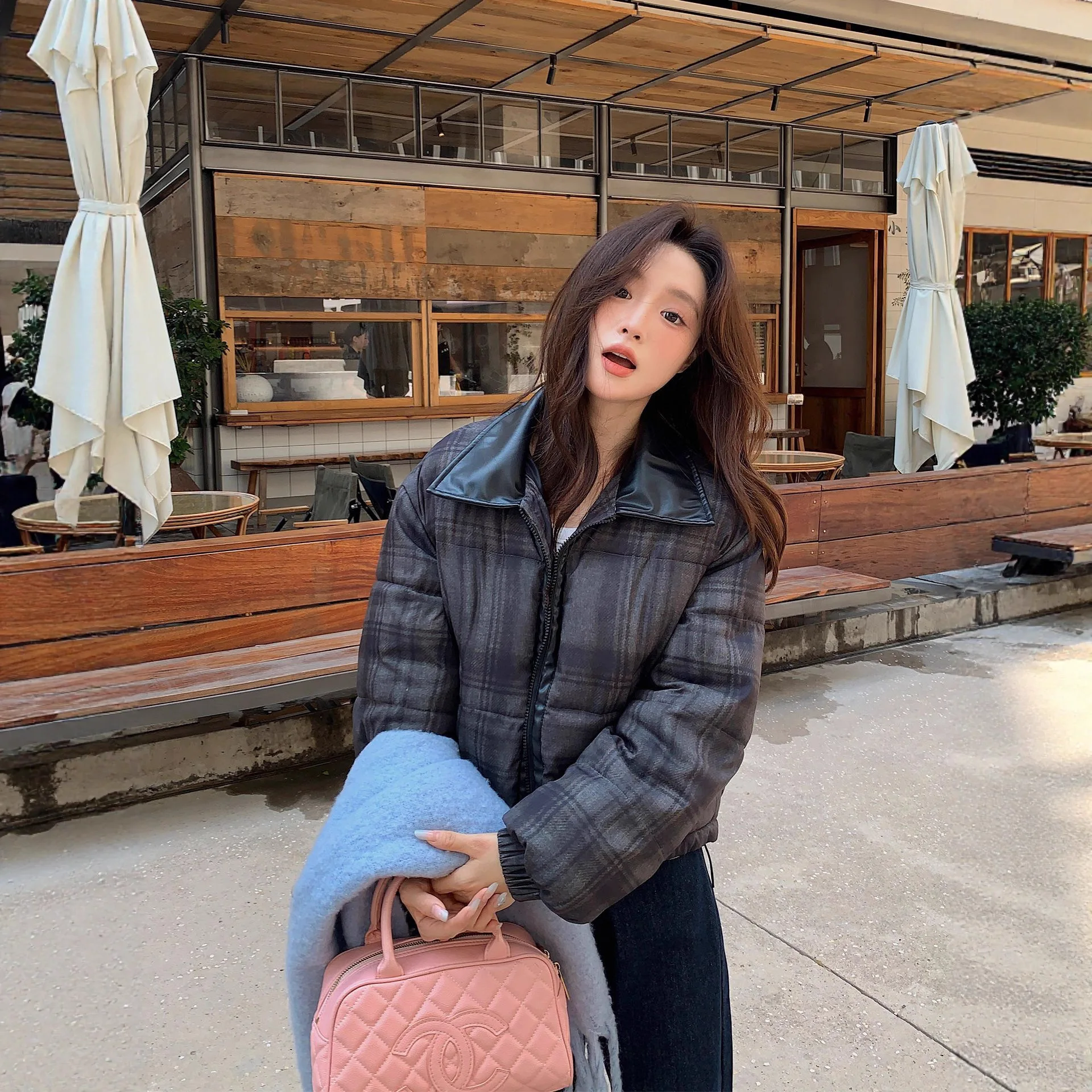 แจ็คเก็ตแบบสแตนด์อัพ รุ่นใหม่ ฤดูหนาว 2025, เสื้อโค้ทผู้หญิงลายตารางสีตัดต่อ, แจ็คเก็ตผ้าฝ้ายสองด้านแบบสั้น, ให้ความอบอุ่นหนาพิเศษ