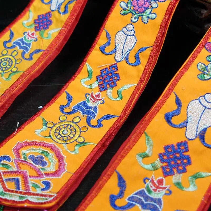 Otto bandiere di buon auspicio fatte a mano in Nepal, artigianato decorativo con ricamo nappa tibetana, bandiere di tamburi auspicio, articolo buddista