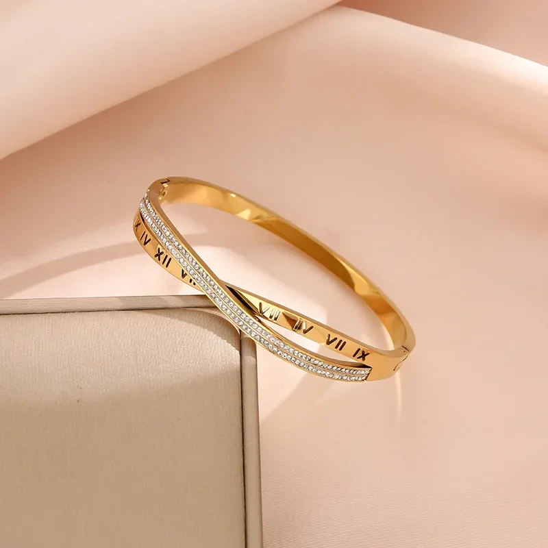 نفس سوار الصليب الماسي المائي وسوار الصليب الروماني كآثار الموضة النسائية الشهيرة