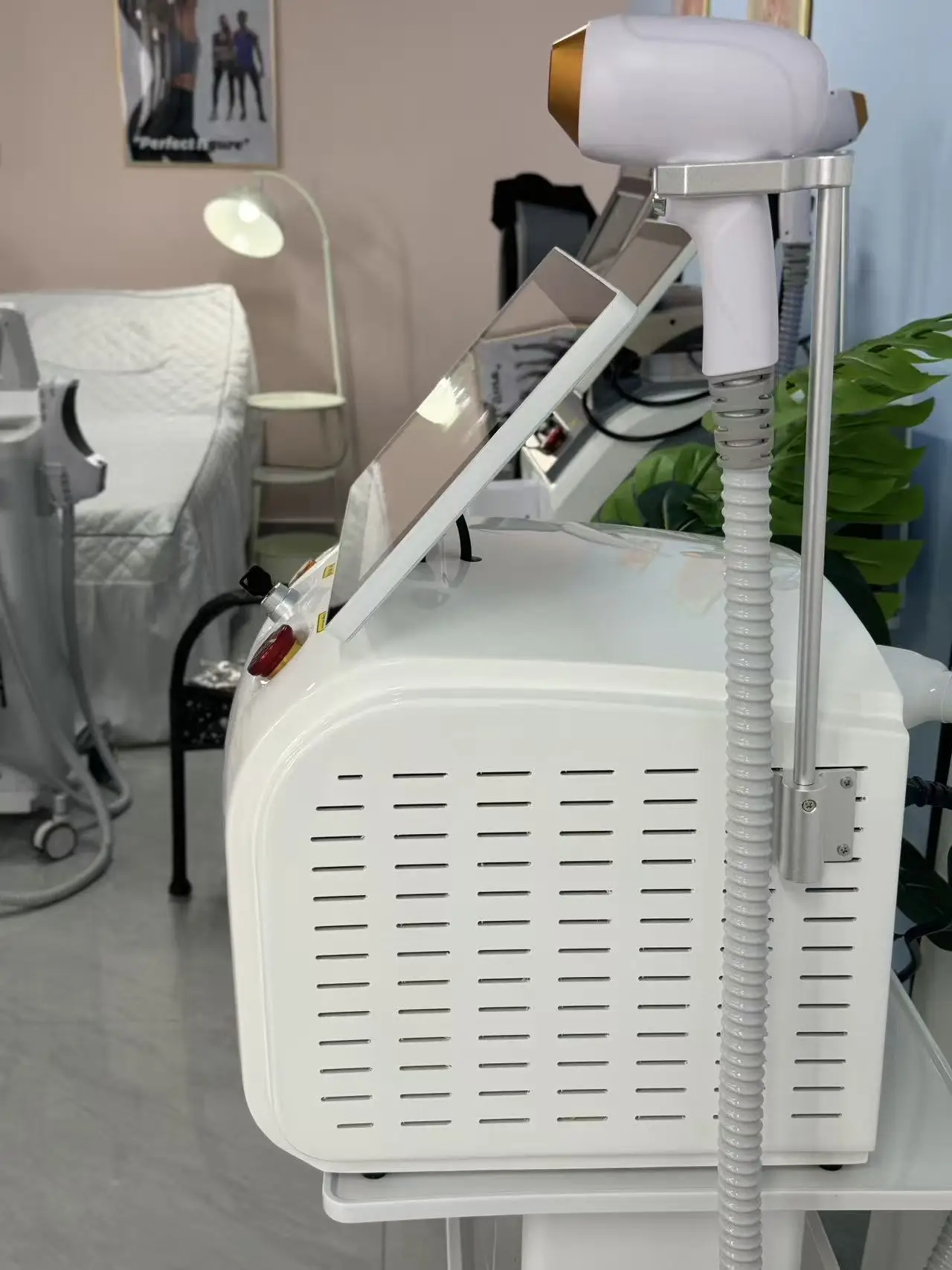 

Professional Laser Hair Removal Machine Alexander Diode 3 Wavelength 808nm 755 1064 Ice Titanium Laser Hair Removal Devic 3500W