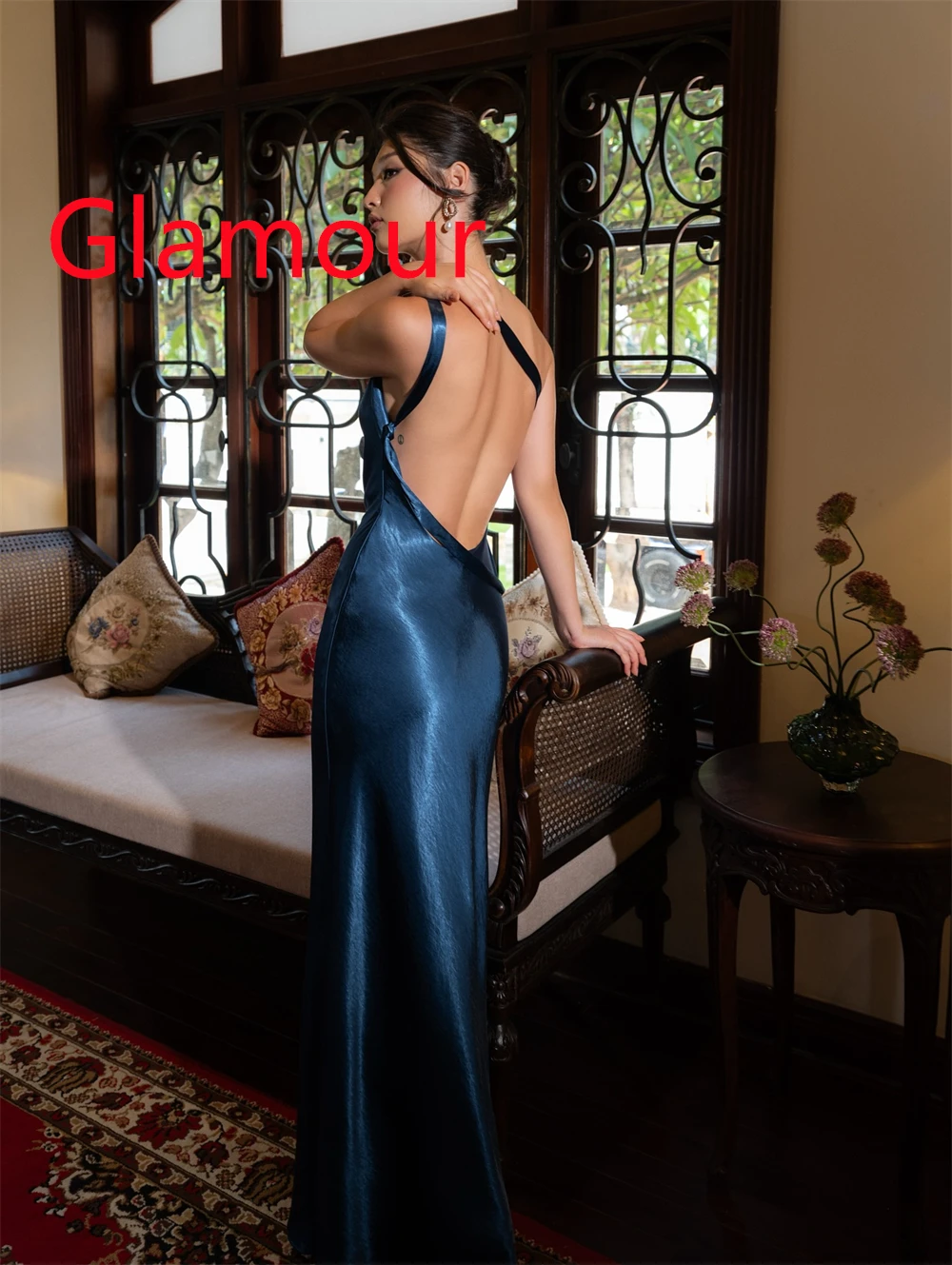 Abito da sera in raso blu scuro delicato personalizzato Abito da cocktail aperto sul retro senza maniche con fiori monospalla di alta qualità