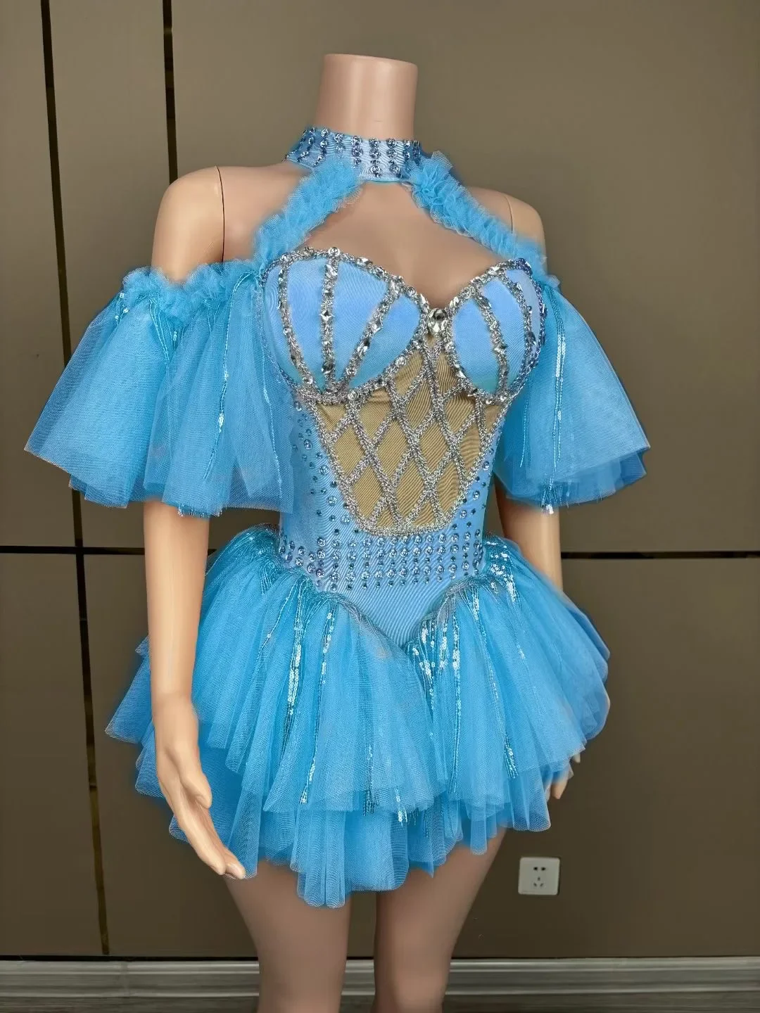 Mini robe dos nu évidée avec biscuits brillants pour femmes, volants sexy, costume de performance, boîte de nuit, fête, mode, 2024