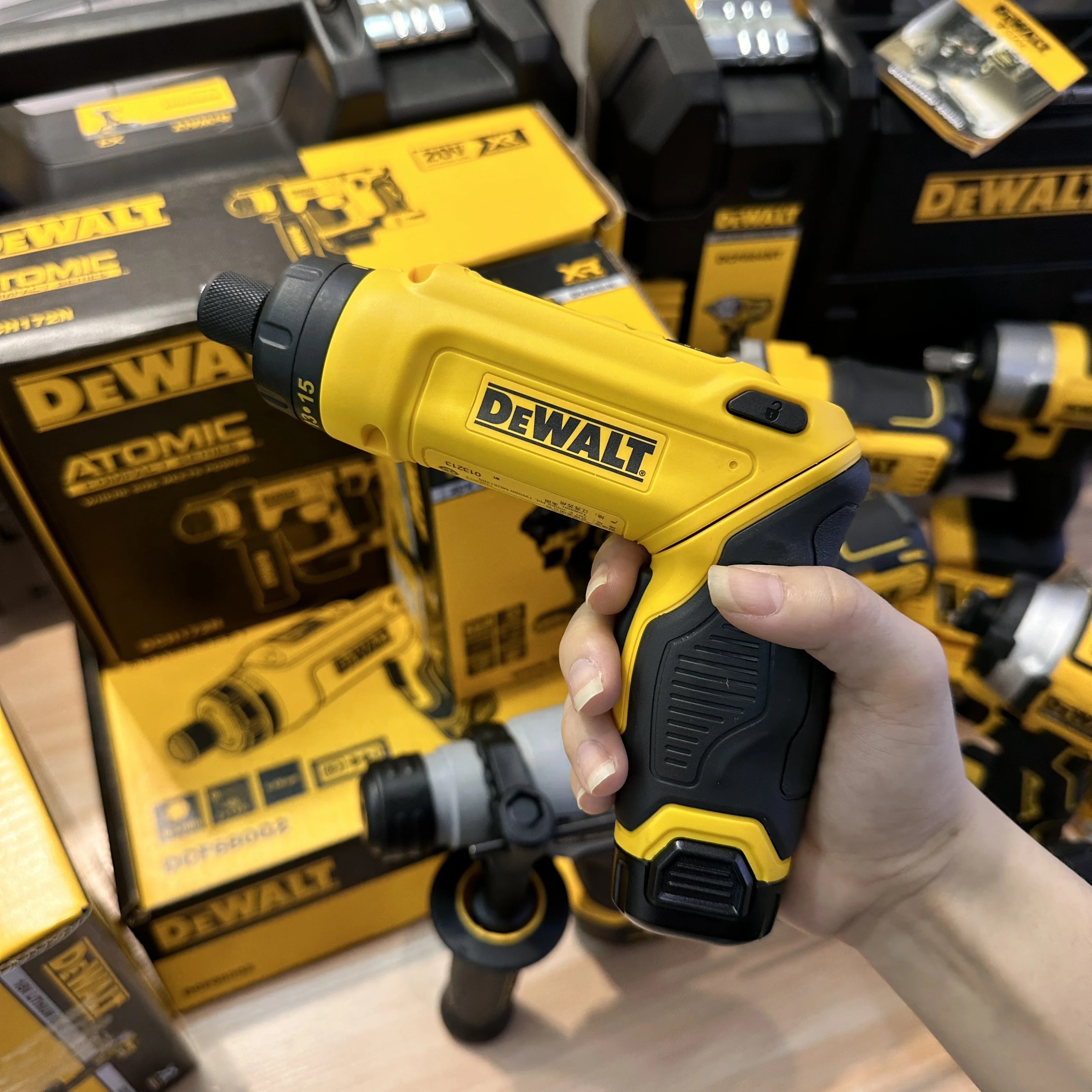 DEWALT DCF680G2 Cordless Electric Screwdriver Rechargeable Automatic Hand Drill Two Lithium Battery Speed Control Screwdriver