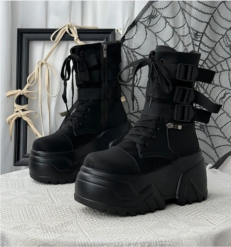 Neue schwarze Plateau-Stiefel im spanischen Stil, mittelhohe Stiefel mit seitlichem Reißverschluss und Schnürung, dunkle Punk-Ritterstiefel mit mehreren Riemen und Schnallen, die die Körpergröße optisch erhöhen. – Detail 4