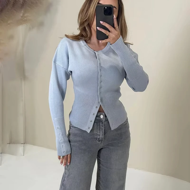 

Модный вязаный кардиган-топ для женщин: укороченный, облегающий, однотонный, повседневный, с ребристой вязкой и вставками, как базовый слой или верхняя одежда