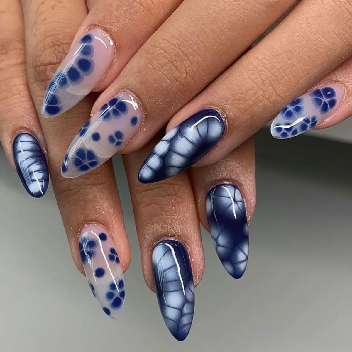 

24Pcs Mid-length Almond Press on Fake Nails with Blue Pattern False Nails Art Round Detachable Artificial Full Cover Nails Tips