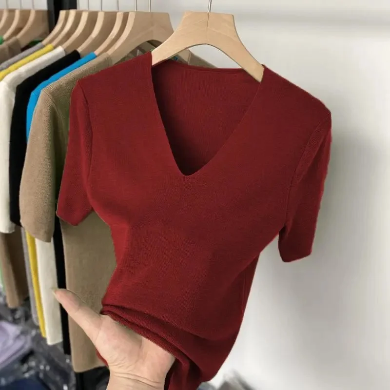 

Женская бордовая трикотажная футболка с V-образным вырезом, коротким рукавом, облегающего кроя, повседневная