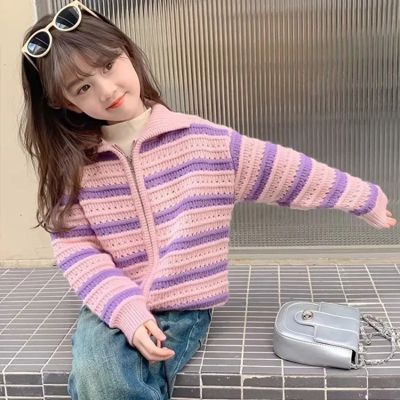 

Новинка весны и осени 2025, стильный полосатый вязаный кардиган для девочек, верхняя одежда для детей — мягкий дышащий трикотаж, дизайн с застежкой-молнией