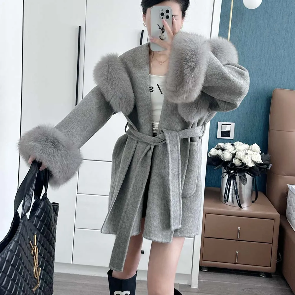 

Женское двустороннее шерстяное пальто средней длины с длинными рукавами и манжетами из лисьего меха с заниженными плечами