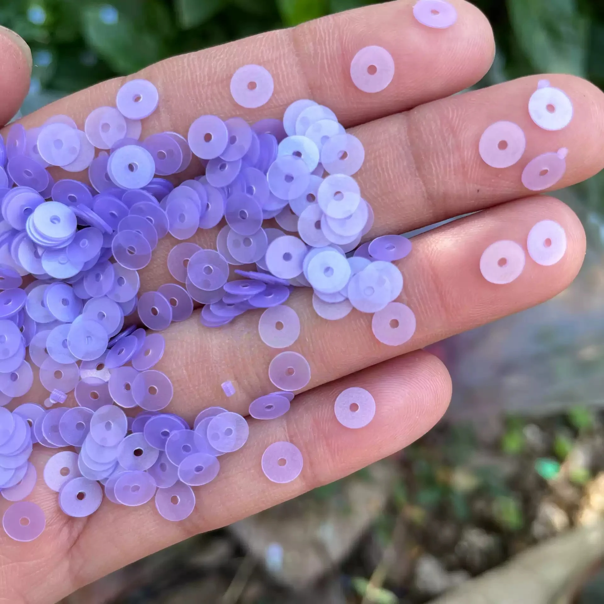 

50 г матовые круглые блестки для украшения одежды и изготовления ювелирных изделий 3-10 мм фиолетовые плоские круглые свободные блестки из ПВХ