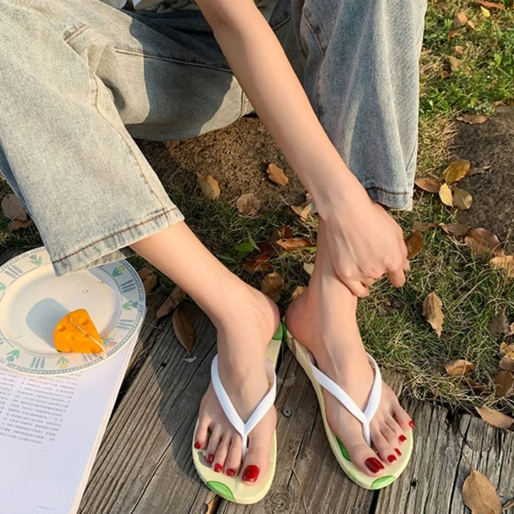

Универсальные шлепанцы из ПВХ с фруктами, пляжные тапочки с мягкой подошвой и героями мультфильмов для женщин, милые нескользящие шлепанцы, летние сандалии