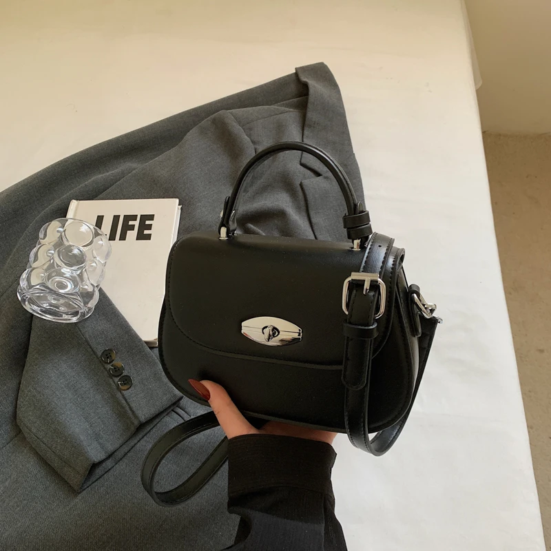 세련되고 트렌디한 디자인과 우아한 가죽을 갖춘 여성을 위한 세련되고 심플한 크로스바디 백