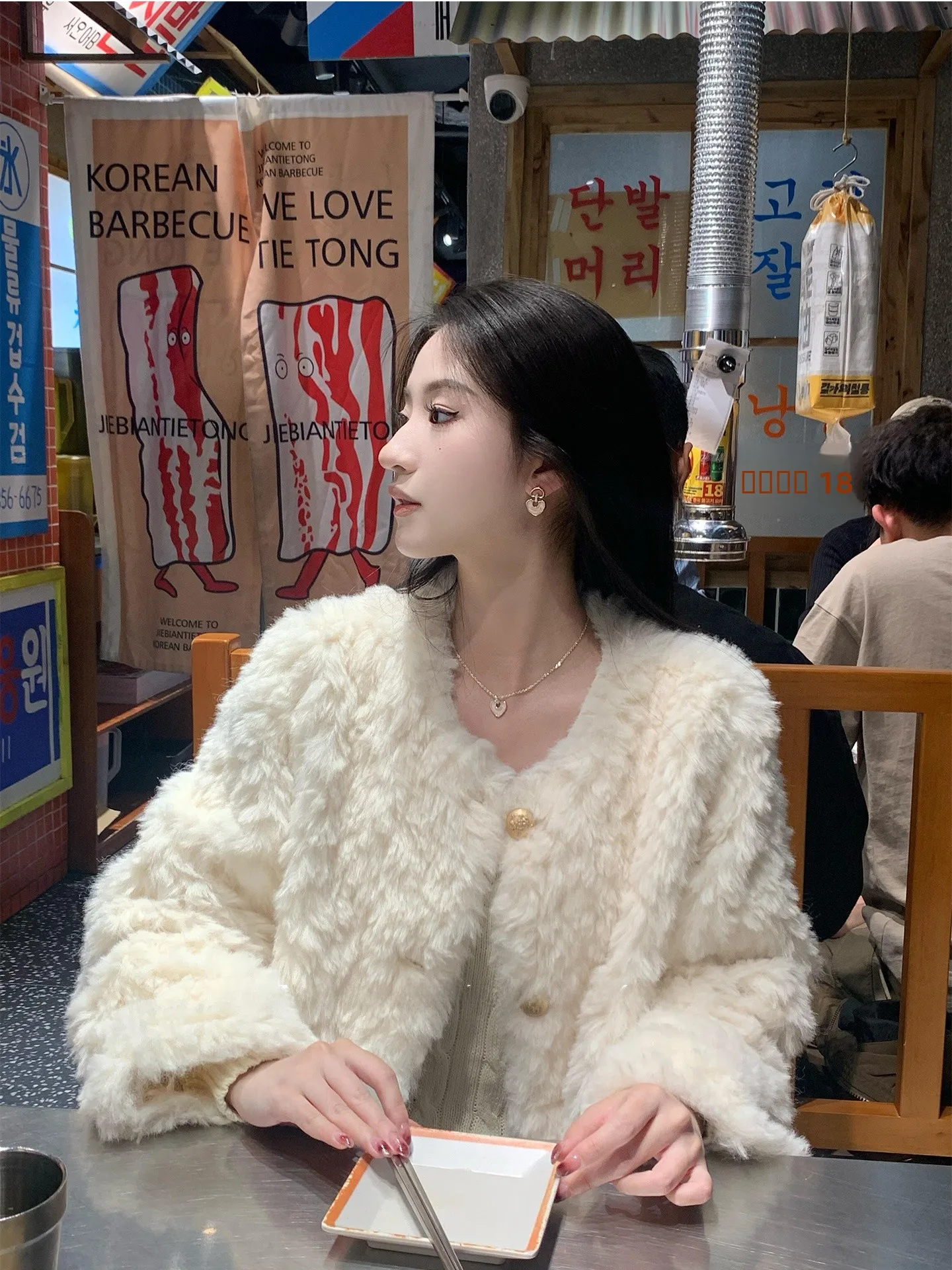 Lamsvachtjas voor dames, van gevoerd leer, warm, milieuvriendelijk, met ronde hals en ronde billen...