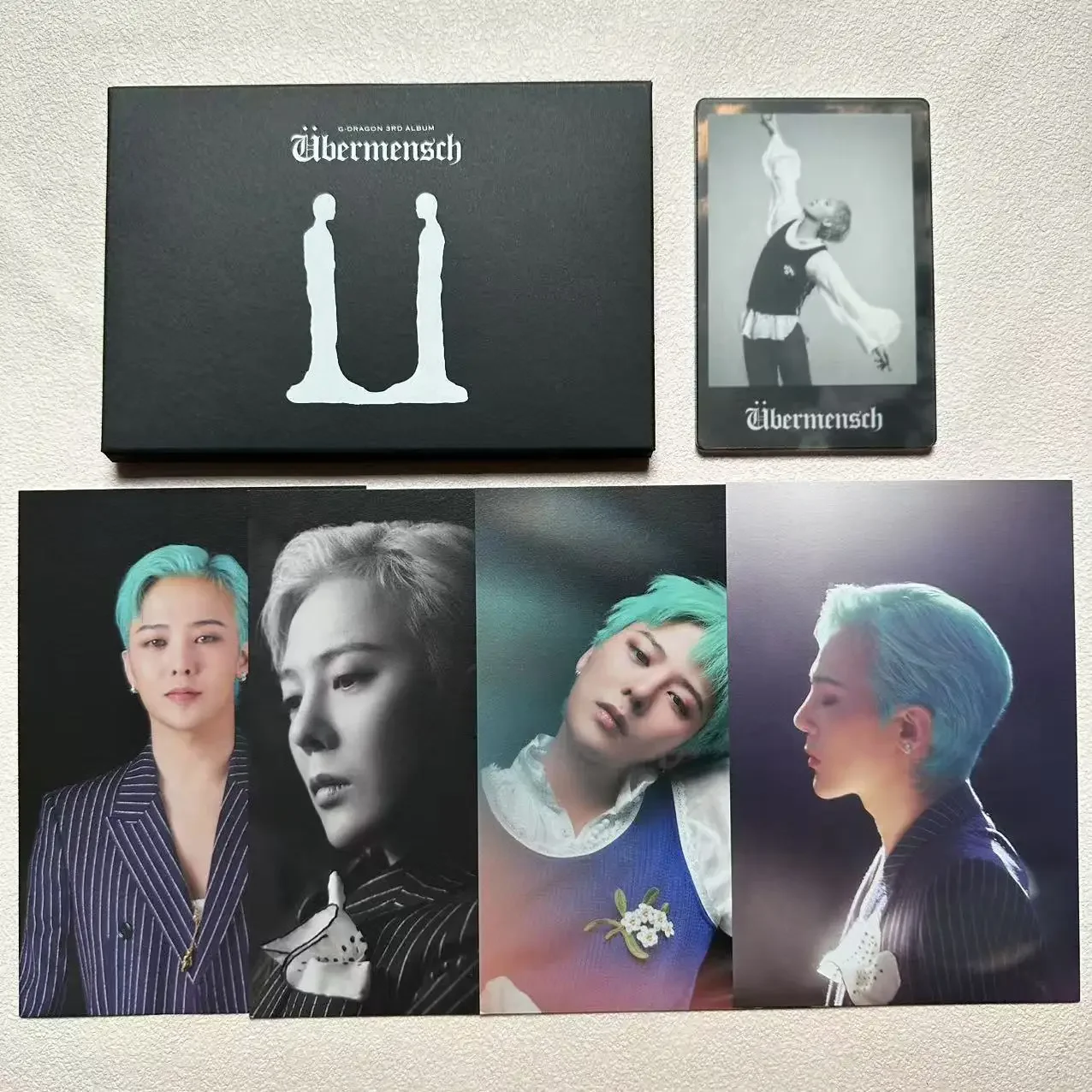 Kpop G-DRAGON 2025 جولة حول العالم دبابيس Overmensch الحفل شارة بروش قبعة دبابيس Bigbang GD بطاقات الصور بطاقة بريدية المشجعين الهدايا