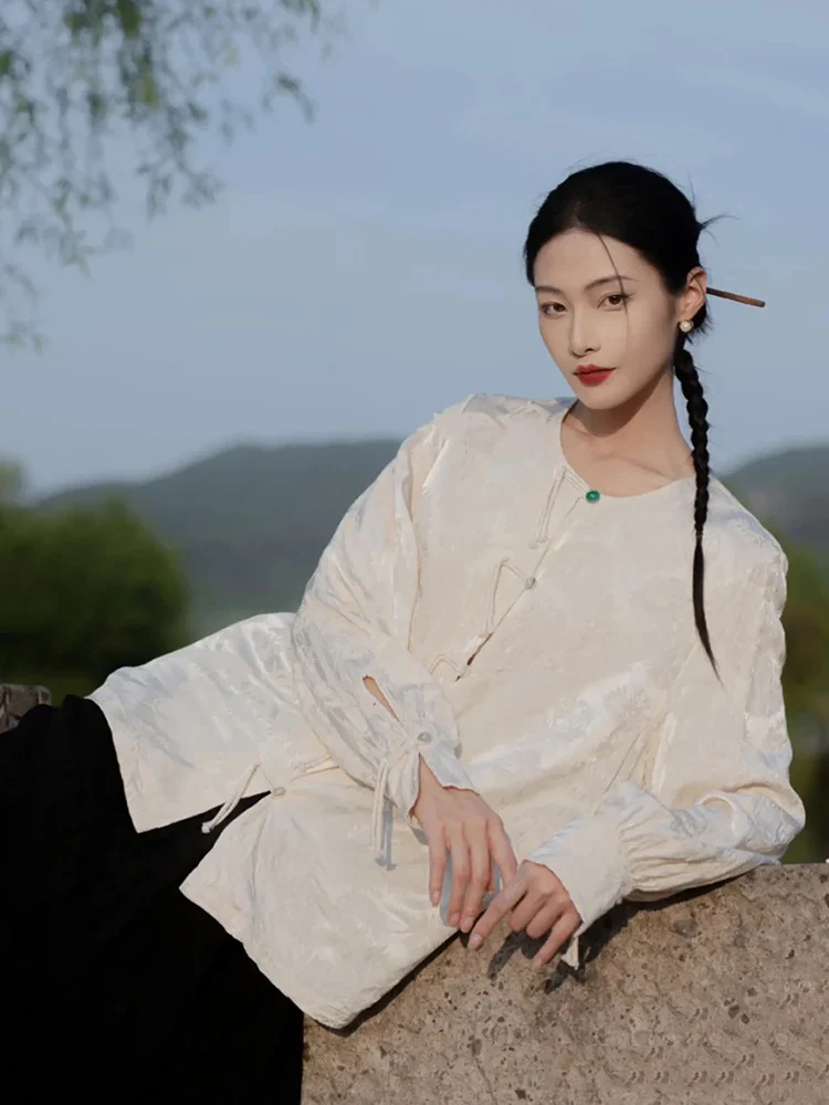 

Женская блузка в китайском стиле с цветочной вышивкой, на пуговицах, в стиле ретро, модная, в стиле Тан, с небольшими декоративными элементами.