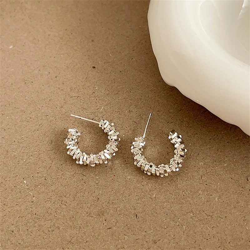 Trending Metal Hoop Earring Fashion New Design Texture Minimalist Korean Cheap Earrings for Women Jewelry Gifts 2024